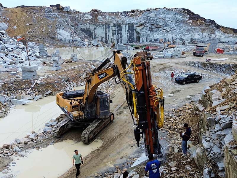 Hydraulic rock drills and splitters for use in mines and quarries