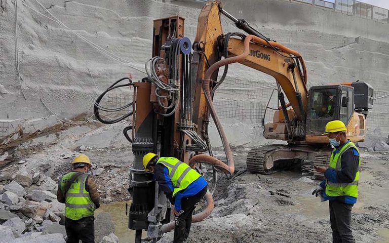 Lieyan hydraulic rock drill and splitter are used in foundation rock excavation